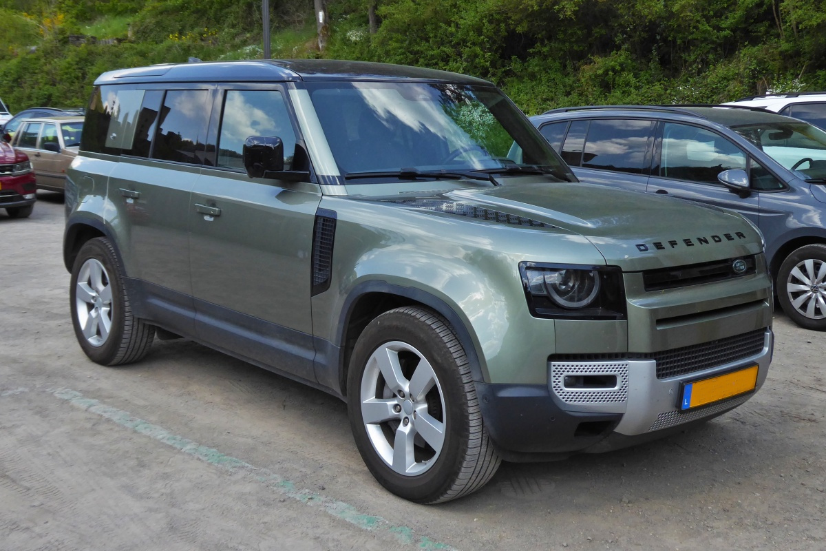 Land Rover Defender gesehen auf einem Parkplatz. 05.2022

