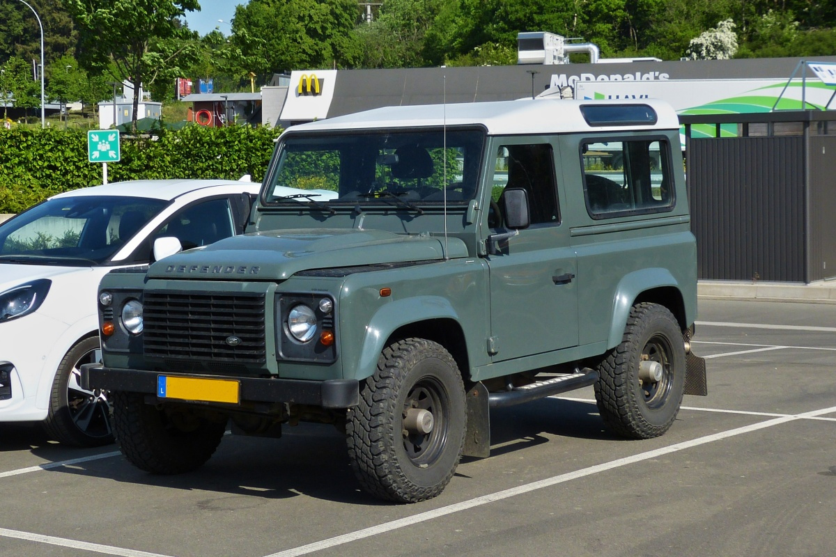 Land Rover Defender, gesehen auf einem Parkplatz. 05.2022
