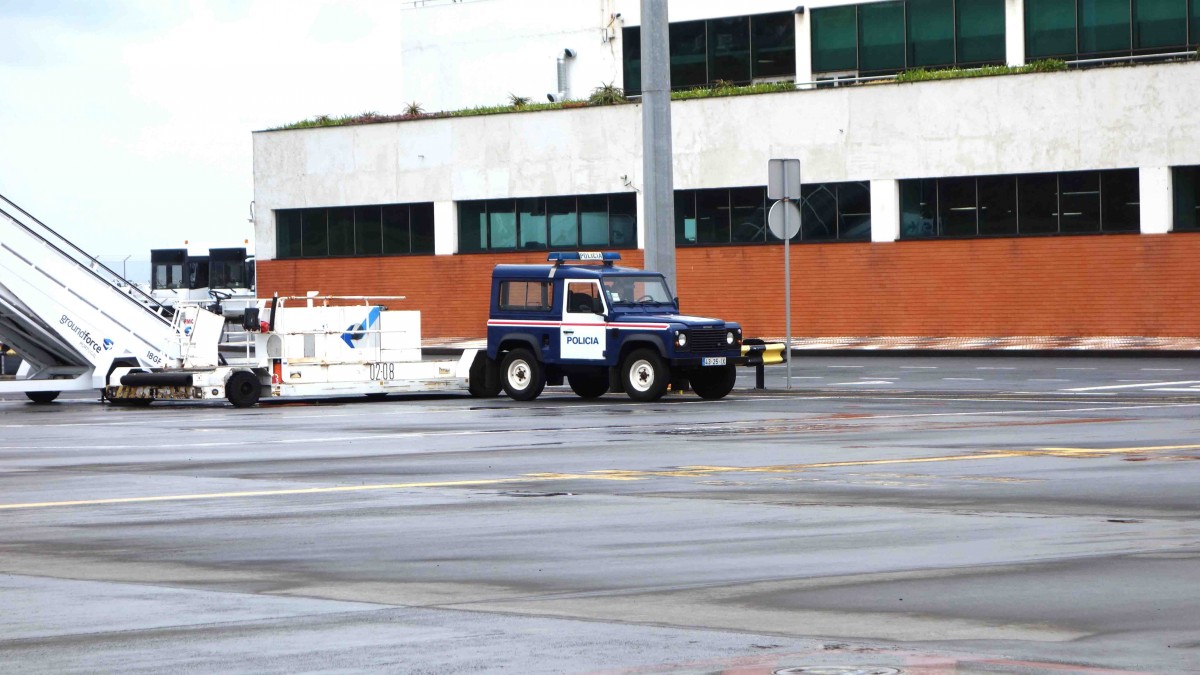 Land Rover Defender der Polizei von Madeira steht auf dem Vorfeld vom Airport Funchal im März 2015