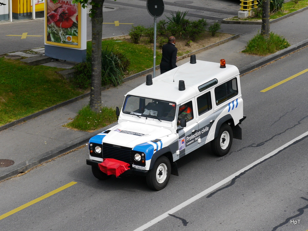 Land Rover DEFENDER unterwegs bei Prilly-Malley am 26.04.2014