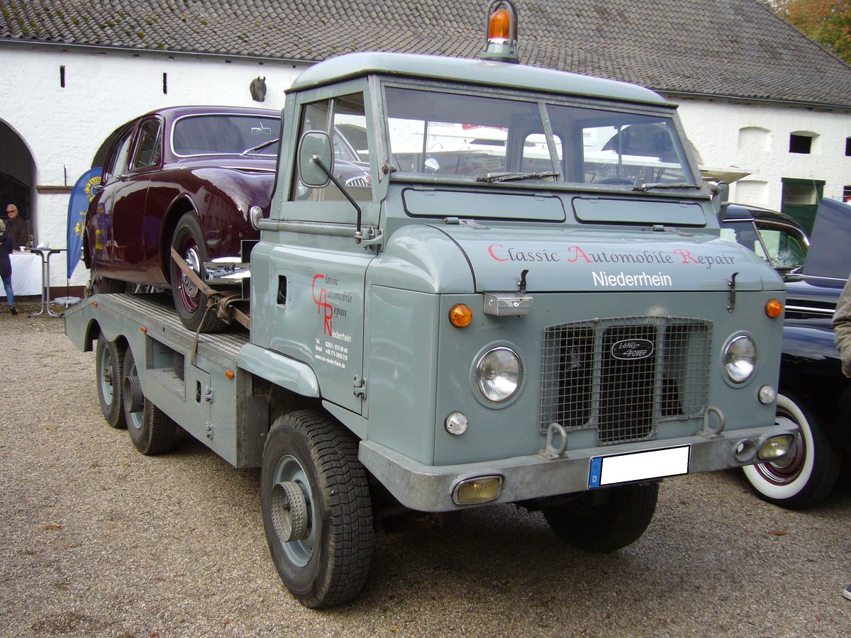 Land Rover FWC ( Forward Control), gebaut in mehreren Serien von 1962 bis 1974. Der abgelichtete Land Rover wird von einem Oldtimerrestaurierungsbetrieb als Autotransporter genutzt. Oldtimertreffen Schloss Lauersfort in Moers am 03.10.2018.