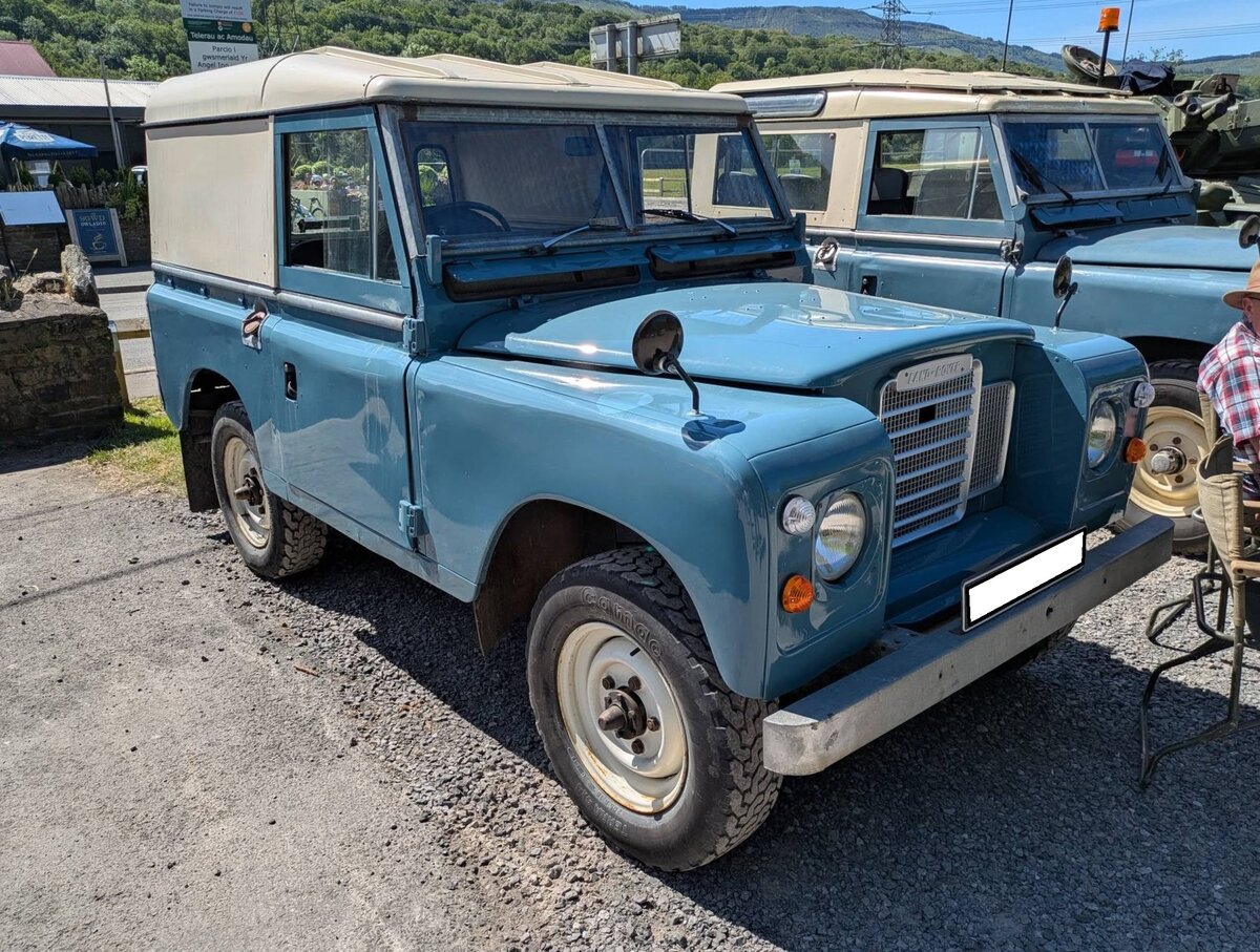 Land Rover Series III SWB (S hort W heel B ase) im Farbton marine blue aus dem Jahr 1981. Die Land Rover der Baureihe Series III wurde von 1971 bis 1985 gebaut. In dieser Zeit wurden rund 440.000 Fahrzeuge dieses Typs (alle Modelle zusammen gerechnet) gebaut. Die  Landys  der Series III sind somit die am h�ufigsten produzierte Modelle des legend�ren britischen Offroad-Klassikers. Abgel�st wurde die Baureihe dann durch den Land Rover Defender. Neben dem hier gezeigte SWB (Radstand 88 Zoll) gab es auch einen LWB mit einem Radstand von 109 Zoll. Die hier gezeigte Offroader hat einen Vierzylinderreihendieselmotor mit einer Leistung von 63 PS die aus einem Hubraum von 2286 cm� generiert werden. Breakfast Classic meeting in Pontneddfechan/South Wales am 30.05.2026.