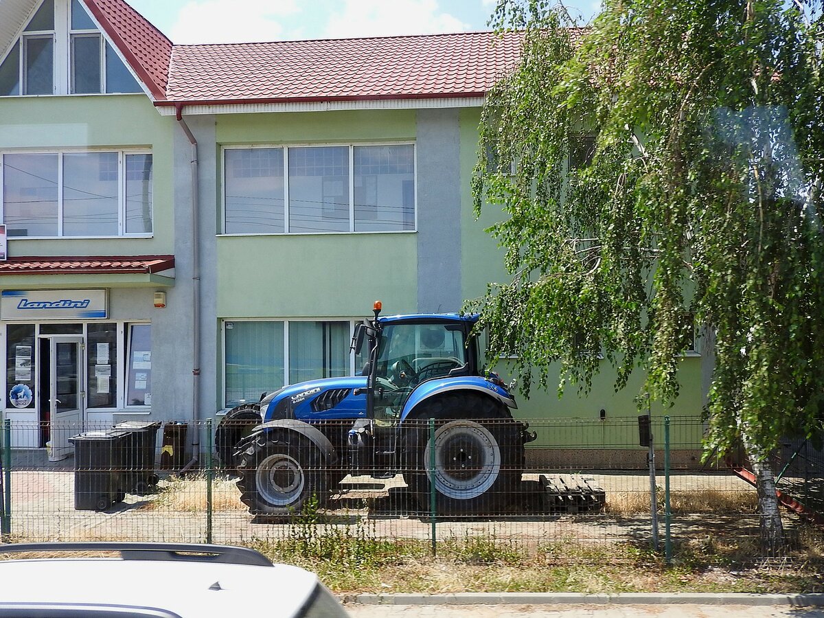 LANDINI 6-135H (89kW; max. 40km/h, Eigengew.5t) wartet bei einem LANDINI-Händler bei Slobozia(Rumänien) auf seinen Käufer; 230706