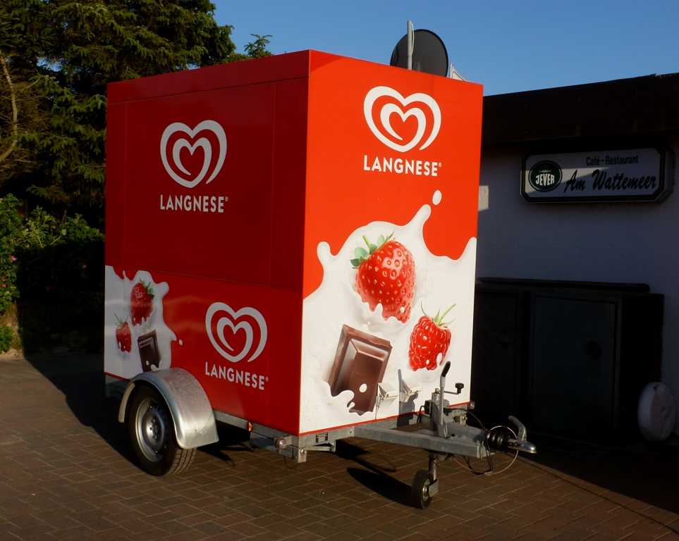 LANGNESE Deichselansicht eines kleinen Verkaufsanhngers  am Strandparkplatz auf Fhr 10,07,2013