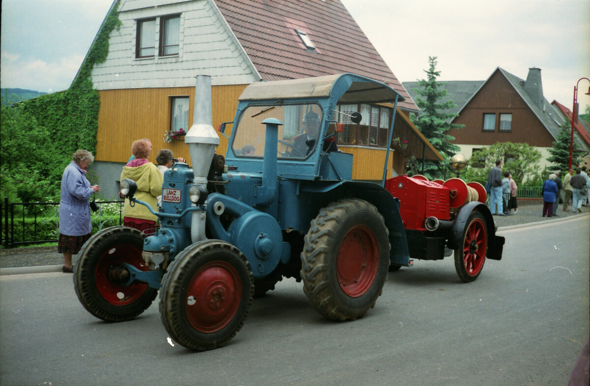 =Lanz-Bulldog als Transporter für die Feuerwehrspritze im Festzug beim Ortsjubiläum von KALTENNORDHEIM im Jahr 1996 (analoges Foto bearbeitet)
