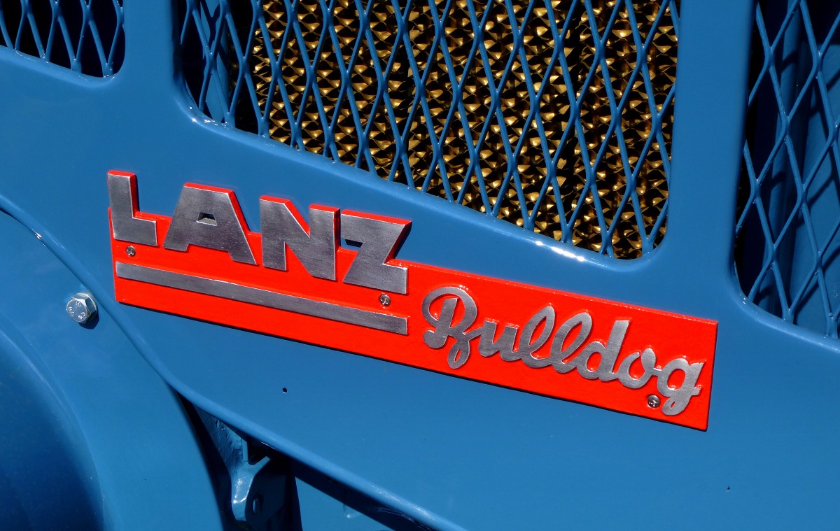 LANZ Bulldog, Schriftzug an den Seiten der Motorhaube bei einem Oldtimer-Traktor von 1958, Dez.2015