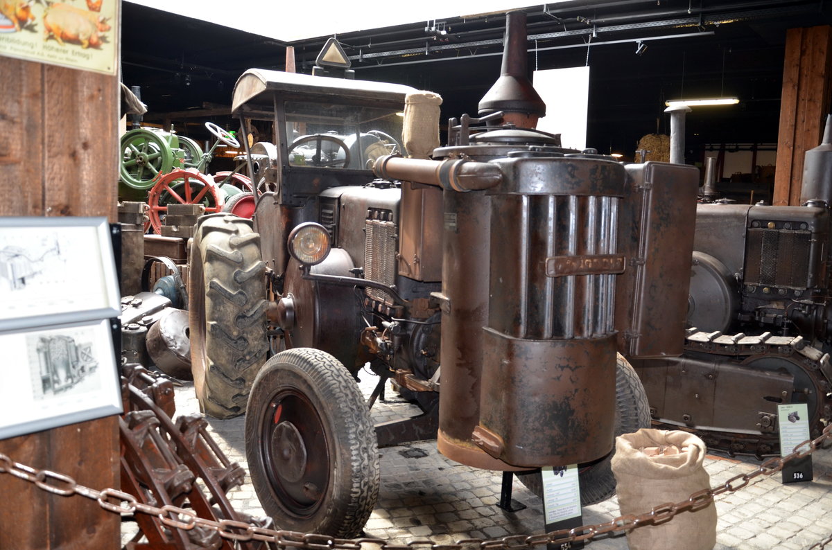 Lanz HR7 Traktor. Dieser Traktor wurde mit Holz befeuert. Das war damals Vorschrift damit man im 2. Weltkrieg Kraftstoff spart. Baujahr: 1938, Leistung: 35 PS, wiegt 3,2 Tonnen. Im Traktormuseum Uldingen-Mühlhofen  am 12.06.2017. 