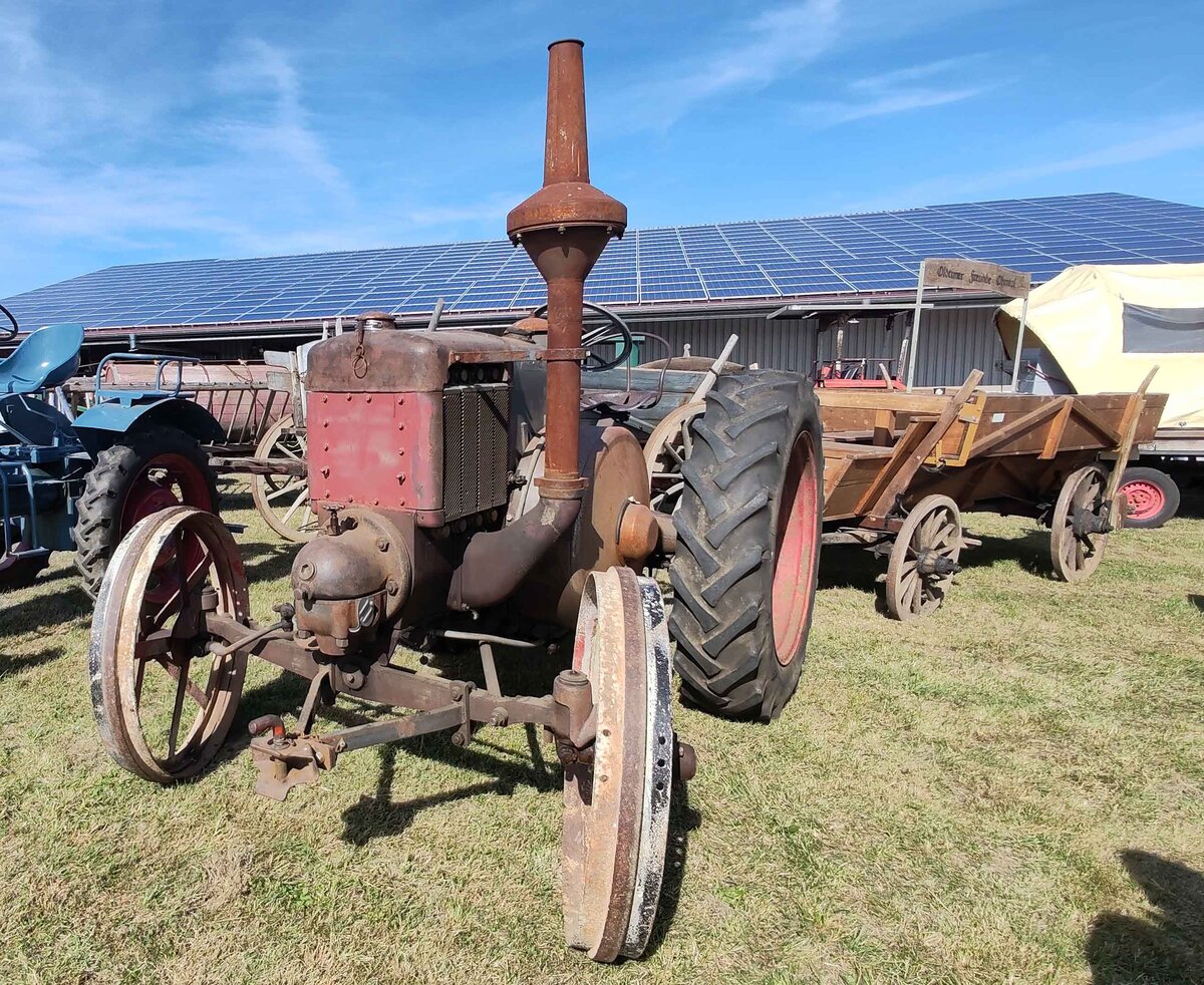 =Lanz mit eisenbereifter Vorderachse, ausgestellt bei der Oldtimerveranstaltung der OLDTIMERFREUNDE OHMTAL in Dannenrod, 09-2025