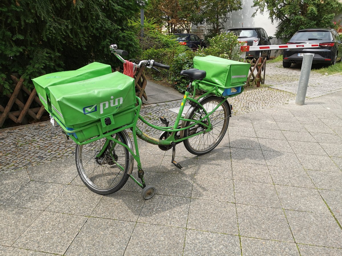 Lastenrad im Einsatz bei der Postzustellung von PIN-Mail in Berlin. Foto vom 12.06.2020.