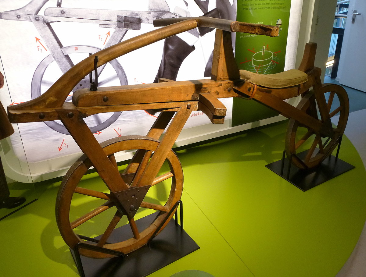 Laufmaschine  Draisine  von 1817 als Nachbau, erstes muskelkraft betriebenes Zweirad vom Erfinder Karl Drais, NSU-Museum, Sept.2014