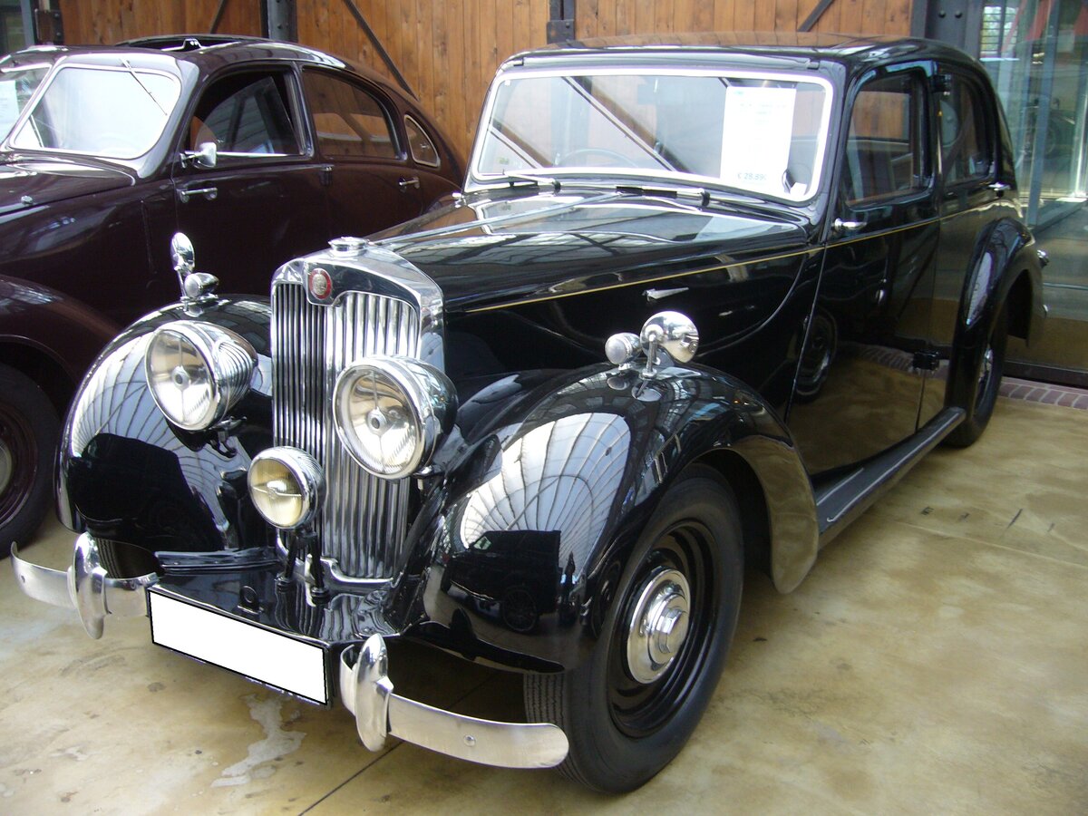 Lea-Francis 14HP Saloon aus dem Jahr 1950. Die Marke Lea-Francis aus Coventry gehörte einst zu den großen britischen Autoherstellern, doch bereits vor WW2 ging die Firma fast zugrunde. Während WW2 stellte man LKW´s für die Armee her. Nach dem Krieg (1946) stellte man den neuen 14HP vor. Das Modell war als viertürige Limousine namens Saloon, als holzbeplankter Kombiwagen namens Estate und als Sport-Roadster lieferbar. Die 14HP Saloon war das erfolgreichste Modell dieser Baureihe und verkaufte sich von 1946 bis zur Modelleinstellung ca. 1500 mal. Der Vierzylinderreihenmotor hat einen Hubraum von 1767 cm³ und leistet, je nach Baujahr, 65 PS oder 67 PS. Classic Remise Düsseldorf am 28.09.2021.