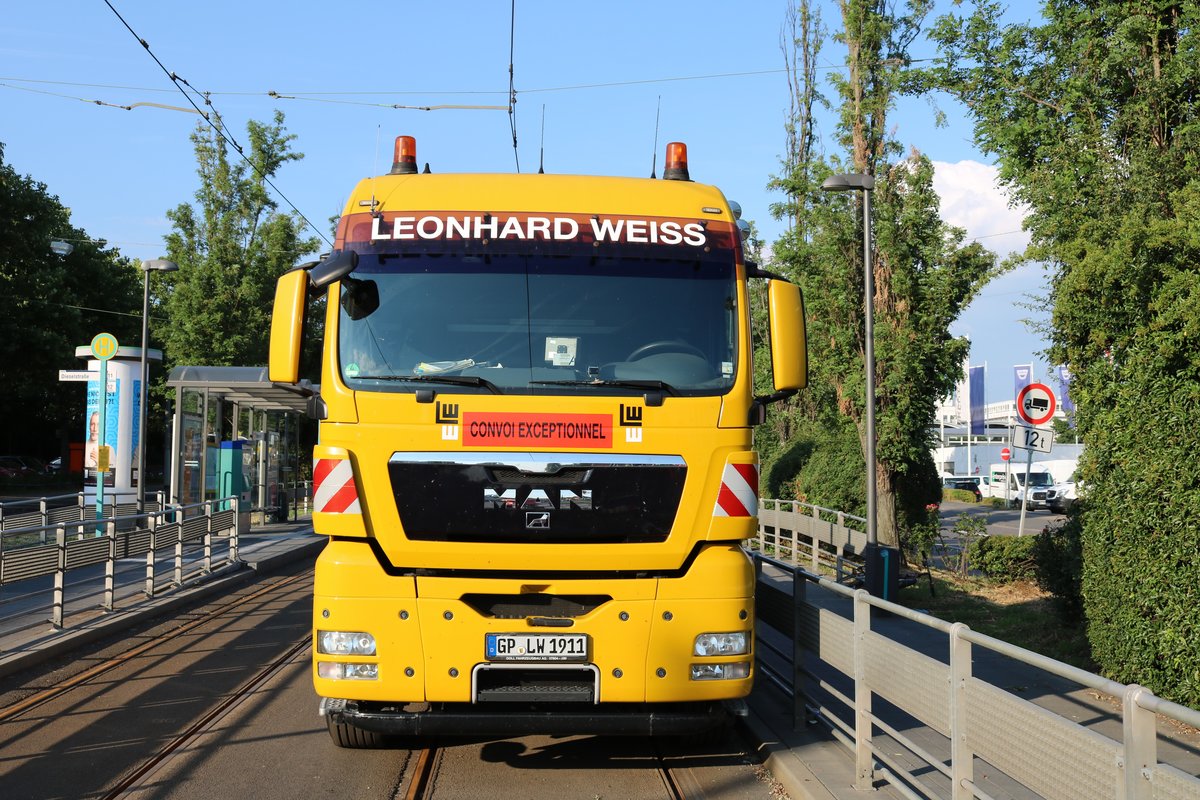 Leohnard Weiss MAN TGX Schwertransporter am 16.06.18 in Frankfurt am Main 