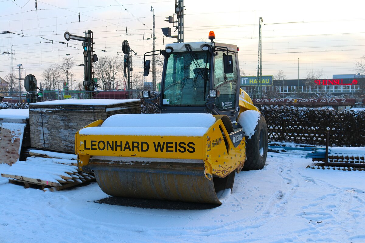 Leonard Weiss Hamm V13i V10 Walze am 20.01.24 in Hanau Hbf