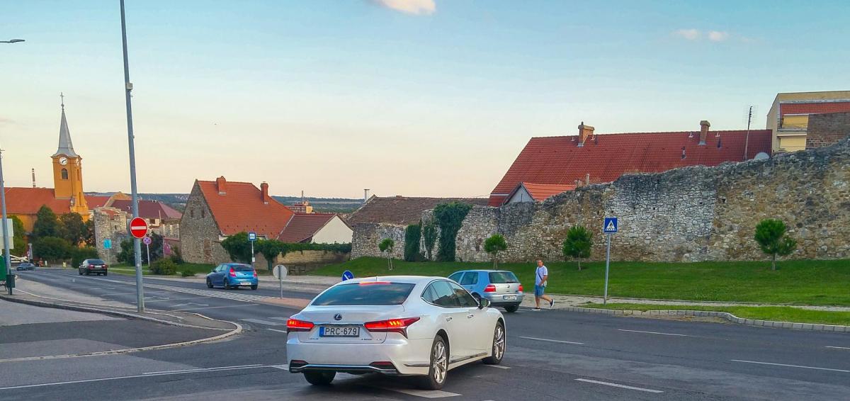 Lexus LS (Rückansicht), fotografiert in Pécs (HU), August 2019.
