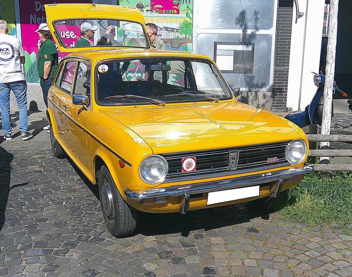 Leyland Maxi 1750HL aus dem Jahr 1979. Als Austin Maxi kam dieses Modell 1969 auf den Markt. Für das Fahrzeug sprach der geräumige Innen- und Kofferraum. Die äußeren Proportionen waren allerdings nicht so ansprechend. Das Fahrzeug verfügte über eine umklappbare Rückbank und Vordersitze, die sich zu einer ebenen Liegefläche umlegen ließen. Ab dem Jahr 1977 wurde aus dem Austin Maxi Der Leyland Maxi 1750HL. Der gezeigte Wagen wurde im Januar 1979 in die Niederlande ausgeliefert. Der Vierzylinderreihenmotor hat einen Hubraum von 1748 cm³ und leistet 95 PS. 18. Kettwiger Oldtimerfrühling in Essen Kettwig am 01.05.2026. 