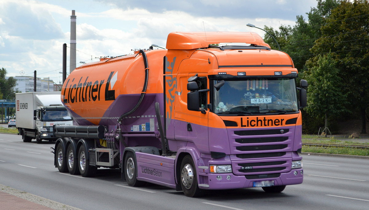 Lichtner-Dyckerhoff Beton GmbH & Co. KG mit einem Sattelzug mit SCANIA R 450 Zugmaschine und Eutersiloauflieger, in sehr fotogener Optik am 29.07.20 Berlin Marzahn.