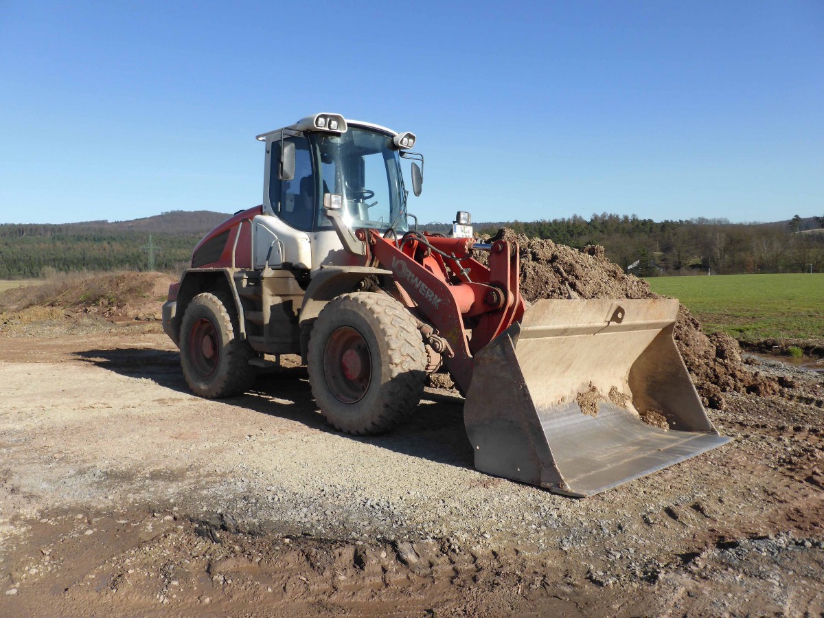 Liebherr 524 - Radlader der Firma VORWERK steht an der Midal-Trasse, Februar 2014