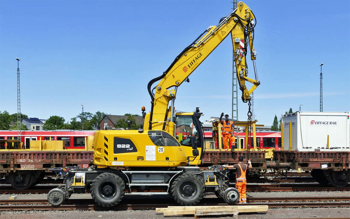 Liebherr 922 2-Wege-Bagger der Fa. Eiffage Rail am Bahnhof Euskirchen - 18.07.2017