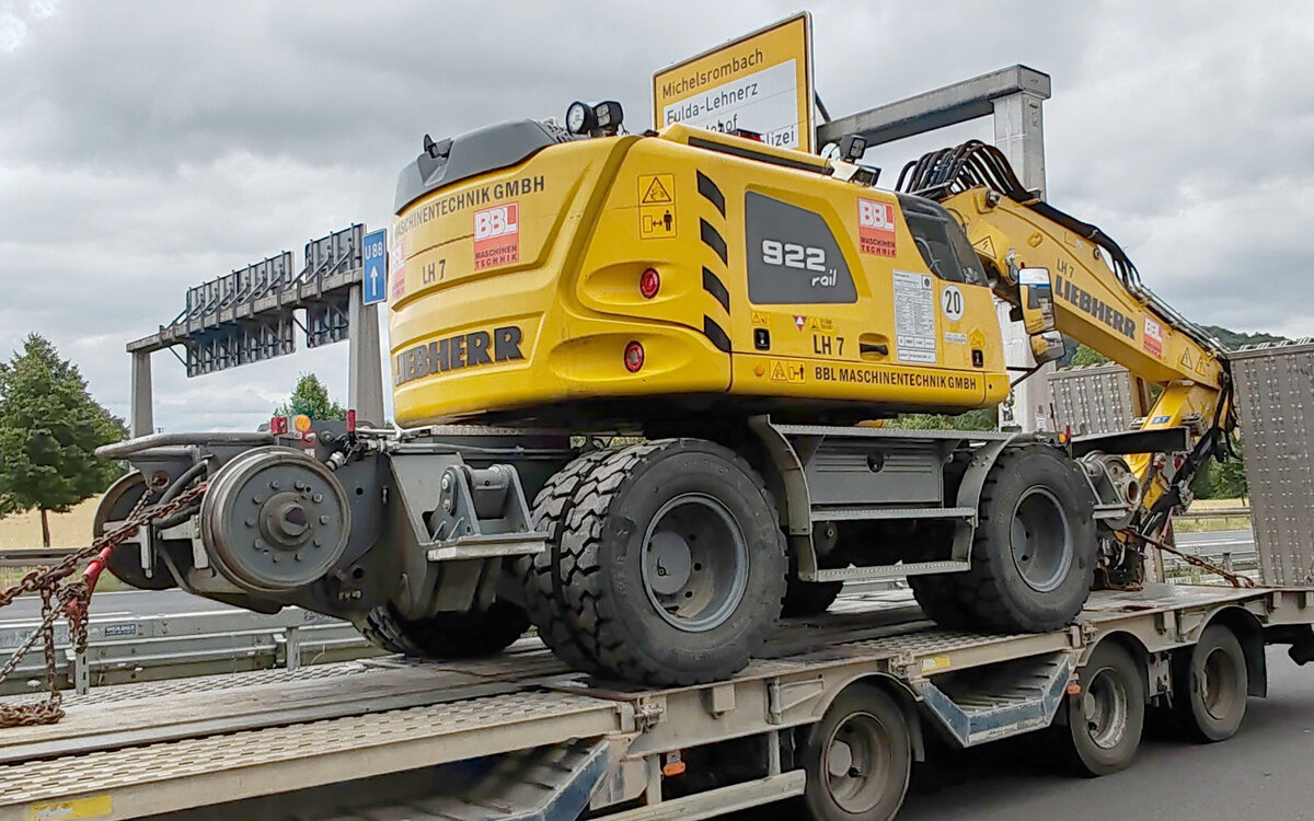 =Liebherr 922 rail Zweiwegebagger steht verlastet auf einem Transportanh�nger, 07-2026