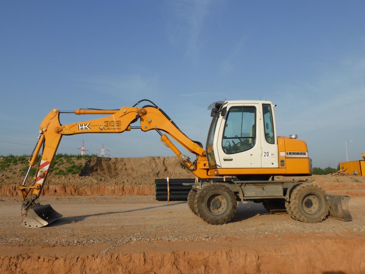 Liebherr A 309 Litronic auf einer Baustelle bei Trier-Föhren, 09.06.2014