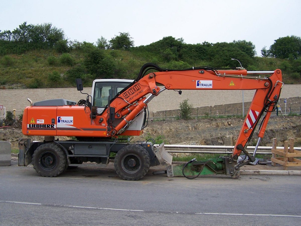 Liebherr A 900C Litronic am 09.07.2006 in der Nähe von Mertert (Lux.)