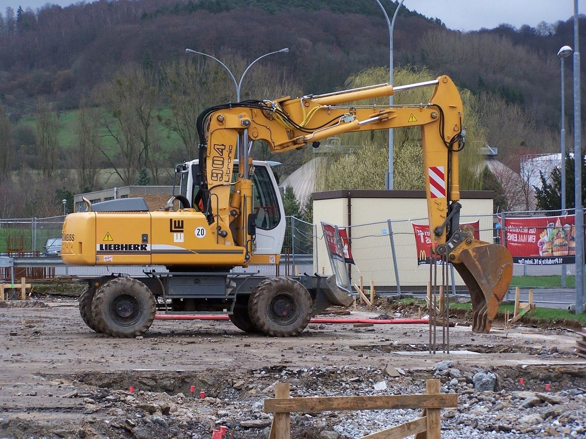 Liebherr A 904 Litronic am 02.04.2006 in der Nähe von Luxembourg