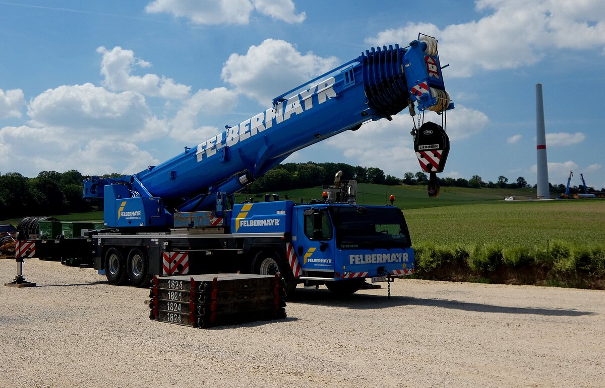 LIEBHERR-Autokran, mit Ballastgewichten im Bereich einer Windkraftanlagenerrichtung; 260525