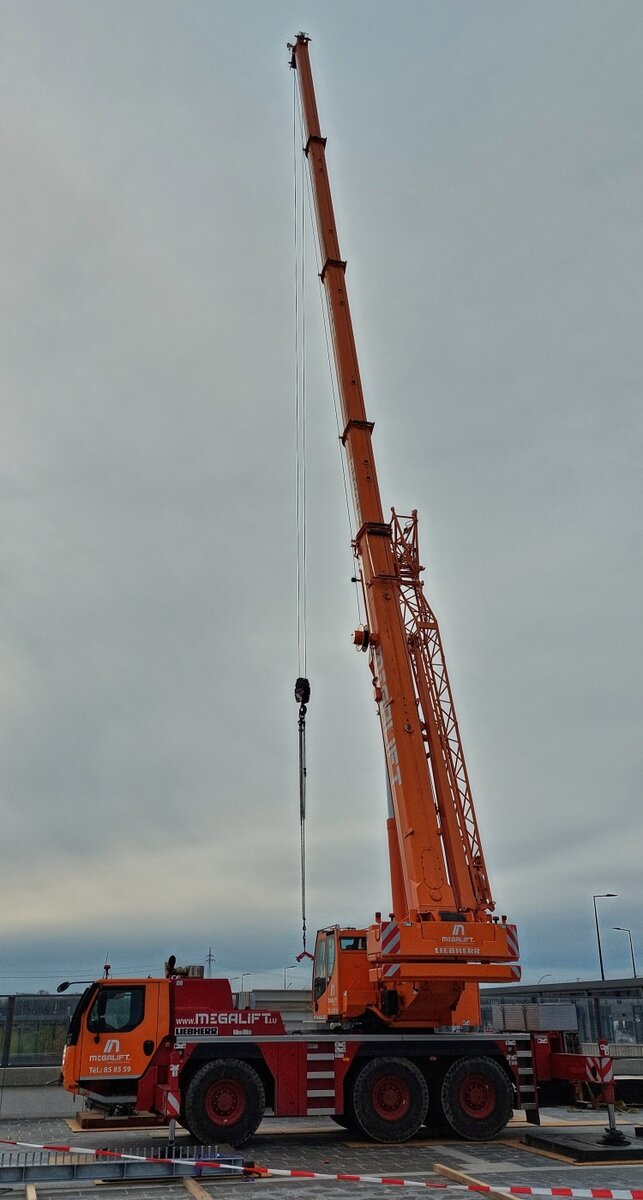 Liebherr Baukran, von Megalift, aufgenommen auf einer Großbaustelle. 02.2026