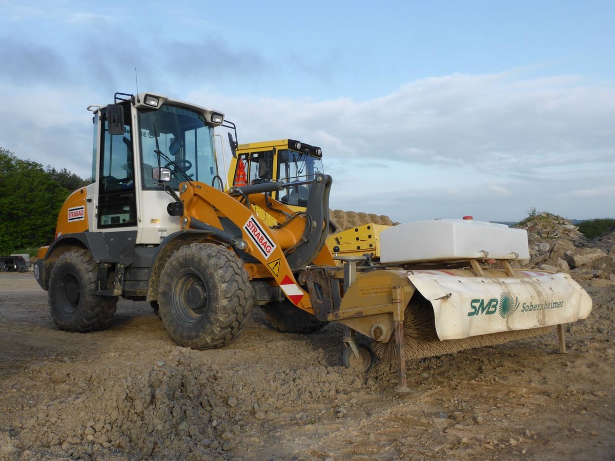 Liebherr L 507 eingesetzt beim Bau der B50n, 15.05.2016