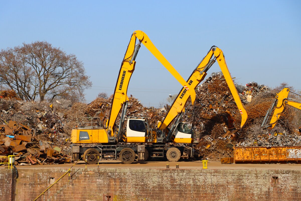 Liebherr LH60 Umschlagbagger am 07.03.26 im Bayernhafen Aschaffenburg von einer Straße aus fotografiert