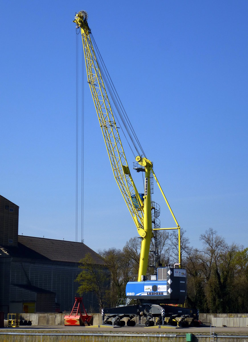 Liebherr LHM280 Mobilkran, steht im Rheinhafen von Neubreisach (Neuf-Brisach), max.Traglast 84 Tonnen, Ausladung bis 40m, Gewicht 241 Tonnen, Mrz 2017