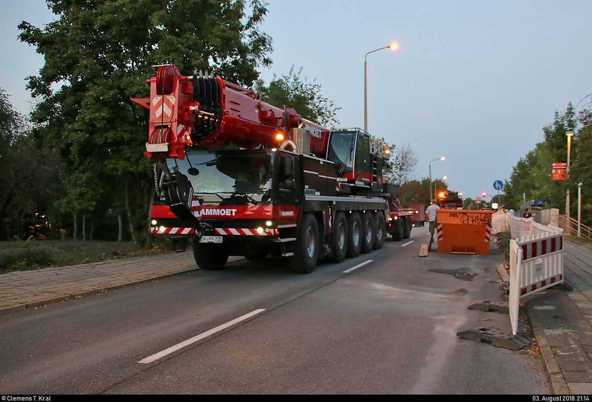 Liebherr LTM1500 der Mammoet Deutschland GmbH (SK-MA-235) steht während der Brückensanierung in der Zscherbener Straße in Halle (Saale), um die Brückenhilfskonstruktion wieder zu entfernen.
[3.8.2018 | 21:14 Uhr]
