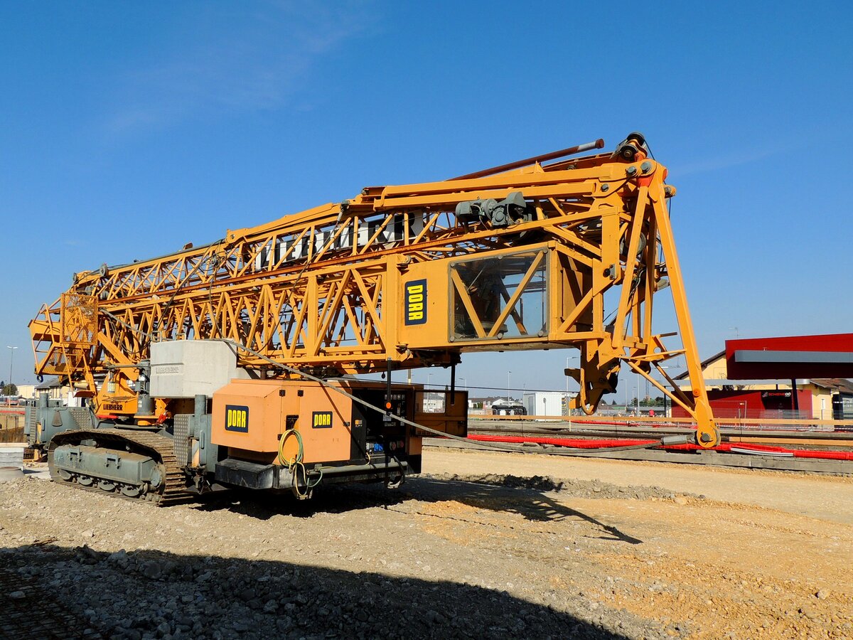 LIEBHERR Turmdrehkran 42KR.1 auf Raupe montiert, und wartet auf im Bhf. Ried auf seinen Aufbau; 260322