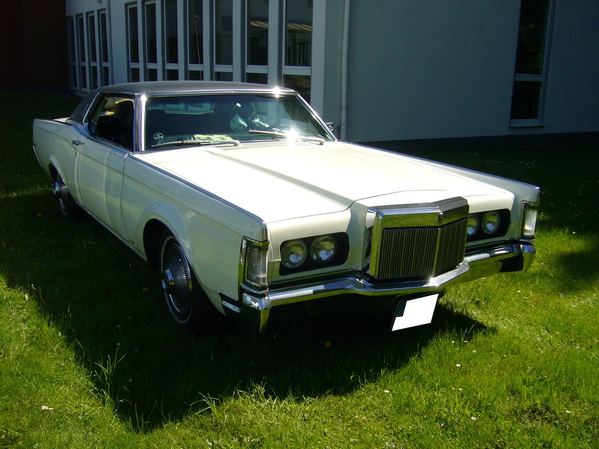 Lincoln Continental Mark III Coupe des Jahrganges 1969. Der V8-Motor mit 460 cui (7.6l) leistet 385 PS. Prinz-Friedrich Oldtimertreffen am 06.05.2018 in Essen-Kupferdreh.