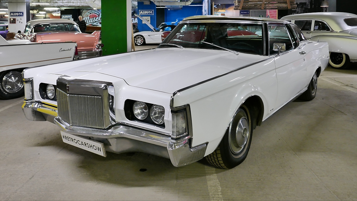 Lincoln Mark III von 1970 in der Retro Car Show im Einkaufszentrum  Piterlend  in St. Petersburg, 17.2.18