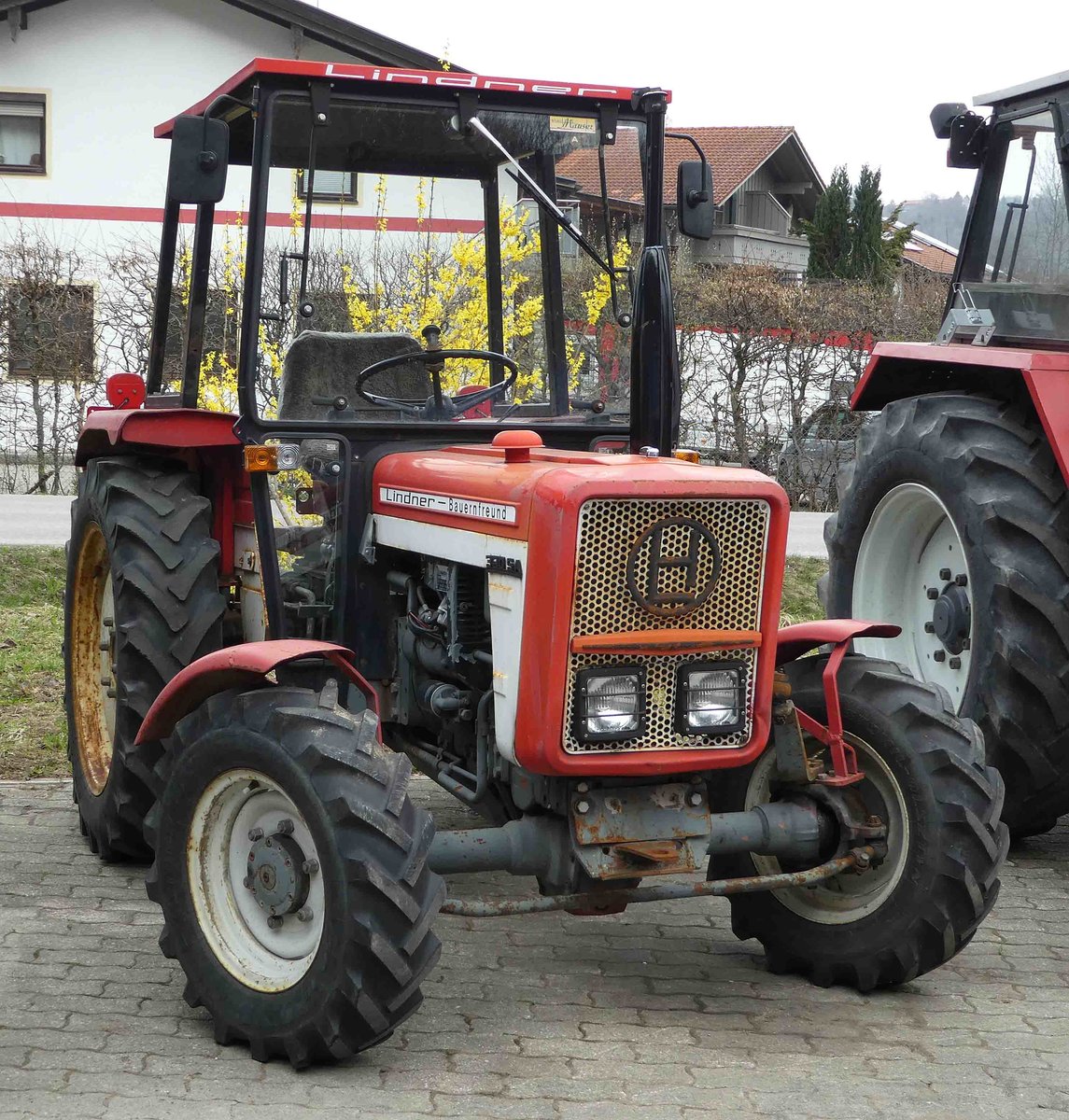 =Lindner 350 SA steht im April 2019 bei einem Landmaschinenhändler in Siegsdorf