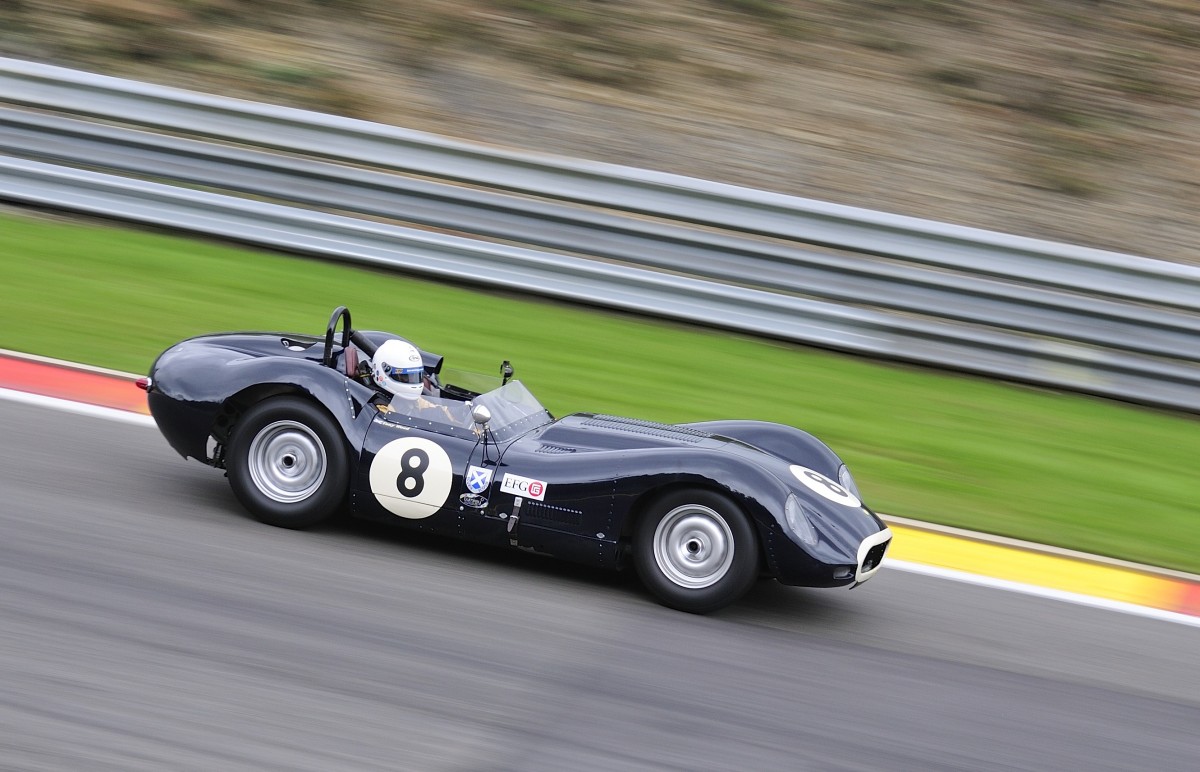 LISTER Knobbly, Bj.1959, 3800ccm, Fahrer: WOOD Tony (GB) & NUTHALL Will (GB)
Bei der Woodcote Trophy & Stirling Moss Trophy [Motor Racing Legends] SPA SIX HOURS 19.September 2015
https://de.wikipedia.org/wiki/Lister_Cars