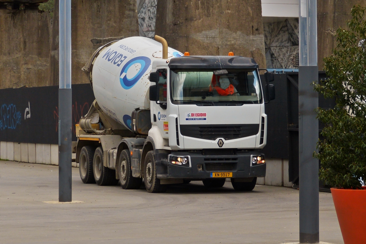LKW Renault Betonmischer aufgenommen an einer Baustelle. 04.2021