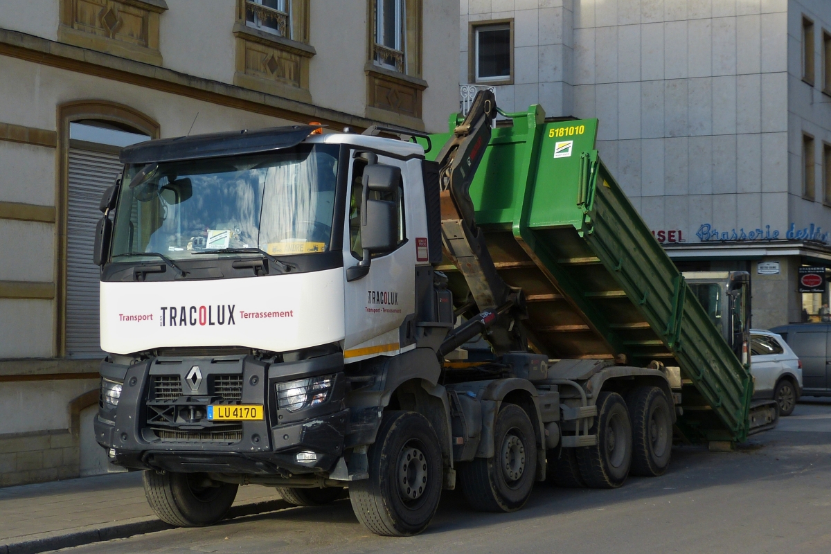 LKW Renault mit Absetzkipper, aufgenommen beim absetzen des Aufliegerkastens bei einer Baustelle.  11.2020
