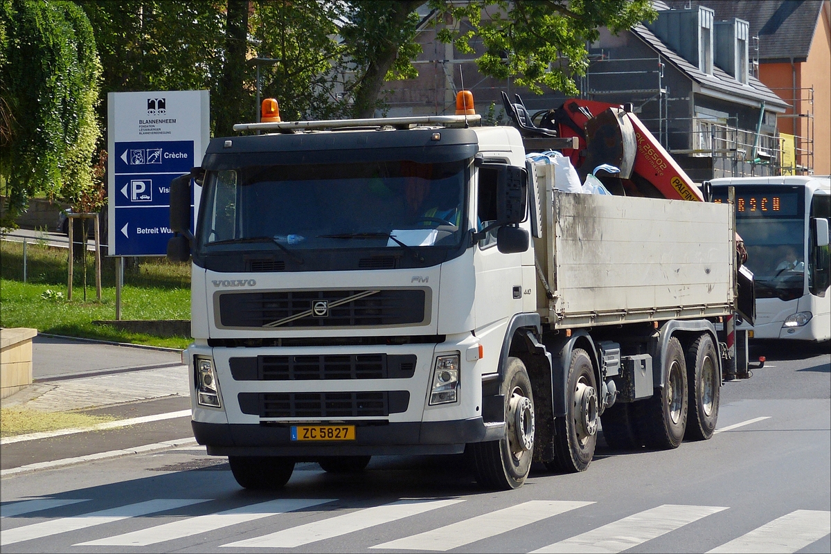 Lkw Volvo FM auf dem Weg um sein Material an einer Baustelle abzuladen.  28.08.2017