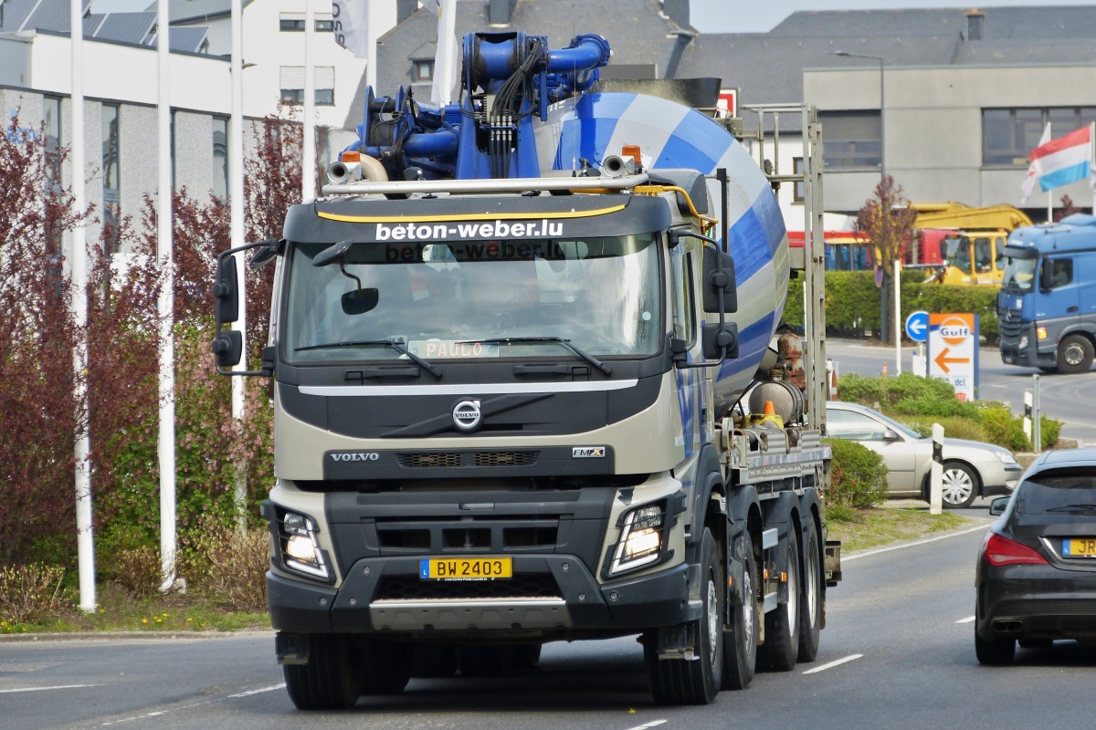 LKW Volvo FMX Betonmischer auf dem Weg zu einer Baustelle. 04.2022