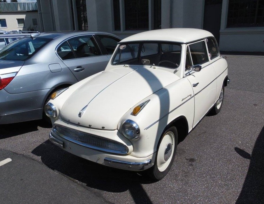 Lloyd LP 600 Alexander, gebaut von 1957 bis 1961 in Bremen. Mit der Modellreihe LP 600 erfolgte bei den Bremer Lloyd-Werken der Übergang vom Zweitaktmotor zum Viertaktmotor. Der Zweizylinderreihenmotor leistet 19 PS aus einem Hubraum von 596 cm³. Bei seiner Markteinführung kostete ein solcher Lloyd LP 600 Alexander mindestens DM 3680,00. Besucherparkplatz der Düsseldorfer Classic Remise im Herbst 2025.