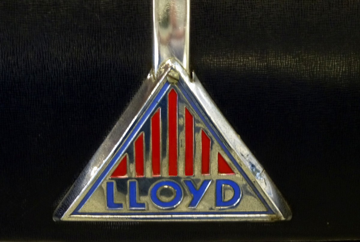 Lloyd Motorenwerke GmbH Bremen, Logo auf der Khlerhaube des PKW Lloyd 300  Leukoplastbomber  Baujahr 1952, der Kleinwagen mit Sperrholzkarosserie und Kunstlederbespannung wurde ber 18.000 mal gebaut, Nov.2014
