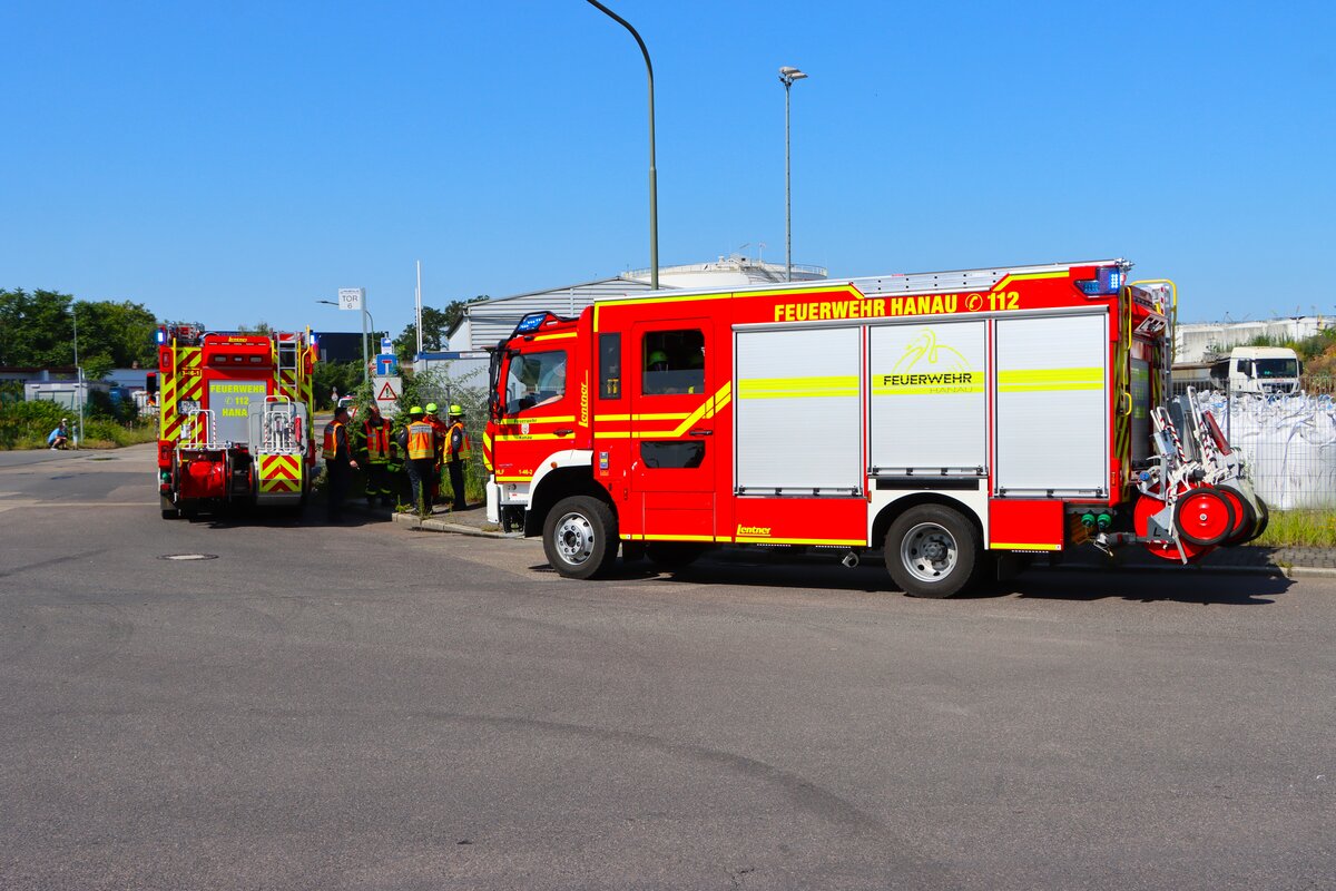 L�schfahrzeuge der Feuerwehr Hanau am 20.06.26 bei einer Gro��bung in Hafen