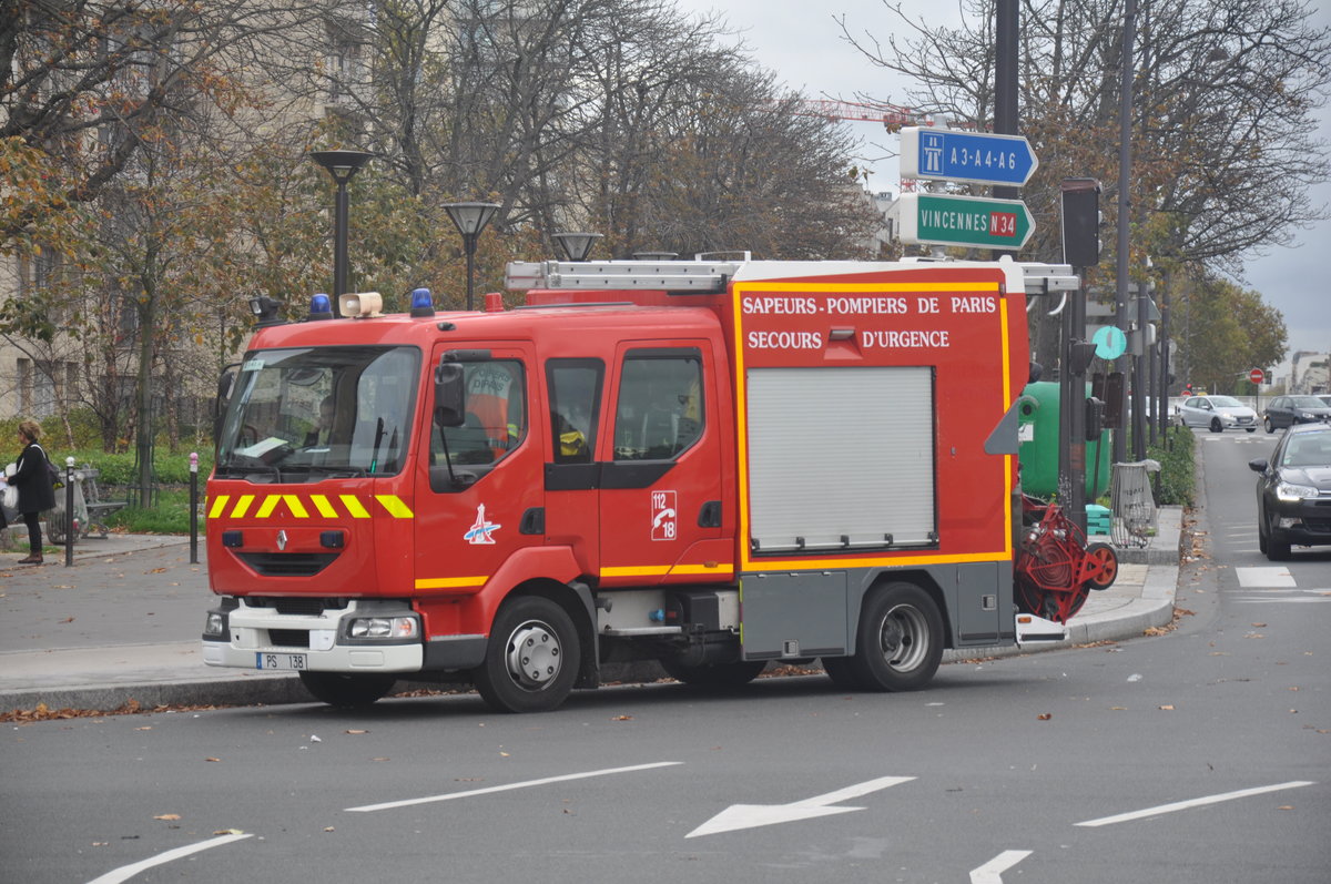 Löschrettungsfahrzeug Renault Midlum 180 dCi Aufbau Sides der Feuerwehr Paris, aufgenommen 13.11.2015 am Court de Vincennes 