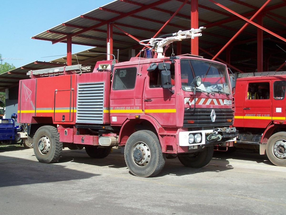 Löschwagen Renault G 290 der französischen Feuerwehr in N'Djamena (Sommer 2013).