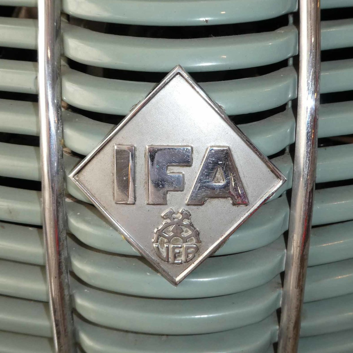 =Logo des Ifa F9, gesehen in der Automobilwelt Eisenach im Juli 2016.