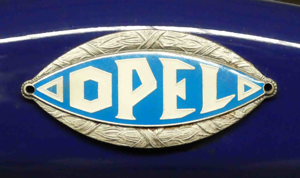 =Logo des Opel Blitz 1,5-29, Bj. 1939, 1488 ccm, 37 PS, gesehen im sächsischen Nutzfahrzeugmuseum in Hartmannsdorf im Juli 2016