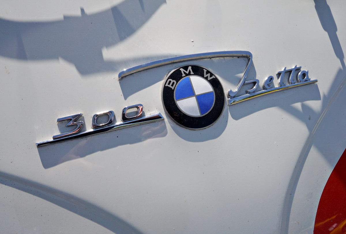 Logo und Schriftzug auf einer BMW Isetta 300. Foto:32. Oldtimertage Berlin-Brandenburg; 13.05.2019