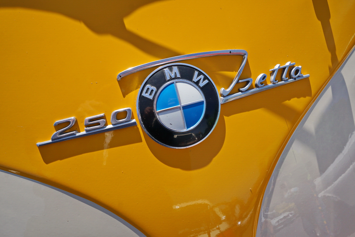 Logo und Schriftzug auf einer BMW Isetta 250.  Foto:32. Oldtimertage Berlin-Brandenburg; 13.05.2019